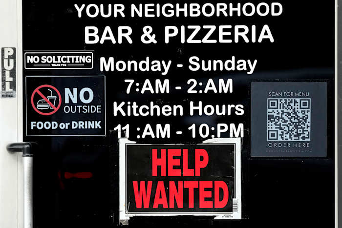 De Amerikaanse aanvragen voor werkloosheidsuitkeringen blijven stabiel, maar de aanhoudende aanvragen stijgen naar het hoogste niveau in drie jaar tijd