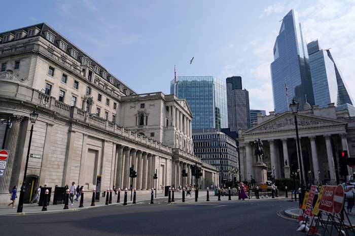 De Bank of England waarschuwt voor 'verhoogde onzekerheid' omdat zij de rente ongemoeid laat