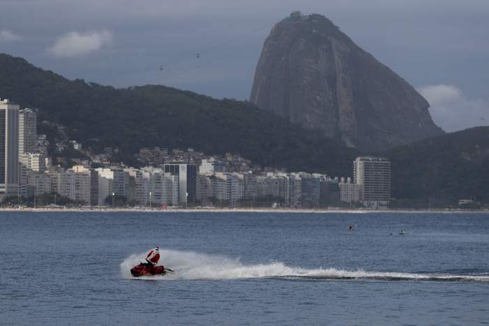 De Braziliaanse Kerstman ruilt zijn slee in voor een jetski om speelgoed – en vreugde – te bezorgen aan gehandicapte kinderen in Rio