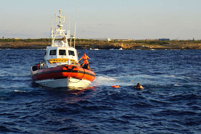 De Italiaanse Salvini wordt geconfronteerd met een vonnis wegens het tegenhouden van migranten op zee. Case weegt de grenzen af ​​van het tegengaan van migratie