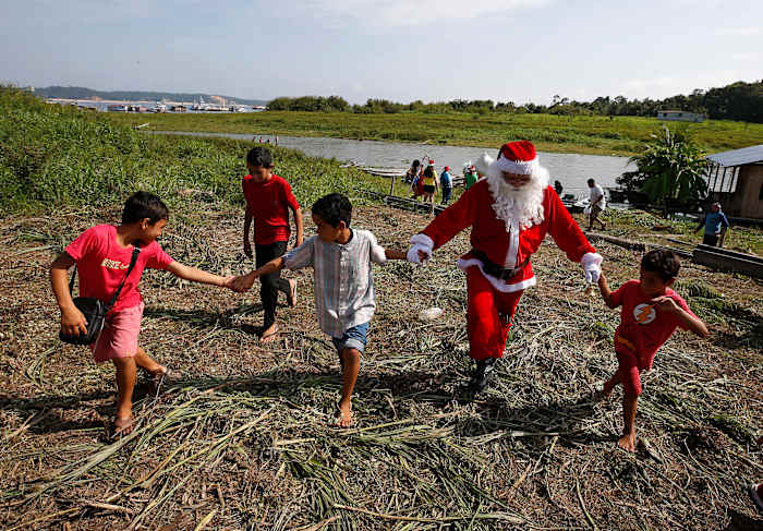 De Kerstman trotseert de kleverige hitte van het Amazone-oerwoud om cadeautjes te brengen aan kinderen in een afgelegen dorp