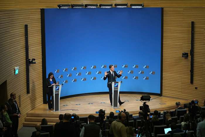 De NAVO-chef vermijdt gesprekken over het lidmaatschap van Oekraïne. Hij zegt dat de prioriteit ligt bij het helpen van Kiev om zichzelf te verdedigen