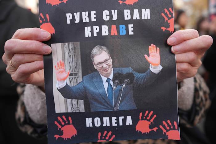 De Servische president zegt dat hij zijn land niet zal ontvluchten zoals Assad in Syrië deed, ondanks toenemende protesten