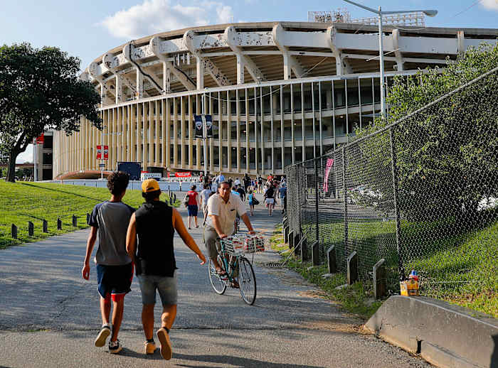 De bepaling over de locatie van het RFK-stadion is verwijderd uit de federale uitgavenwet, een klap voor de commandanten en de NFL