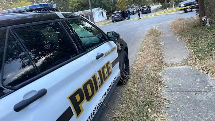 De bestuurder reed uit zelfverdediging twee schutters met voertuig aan, zegt SAPD