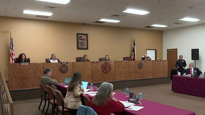 De gemeenteraad van Floresville biedt enige verlichting aan inwoners die getroffen zijn door de explosie van de gasleiding in juli