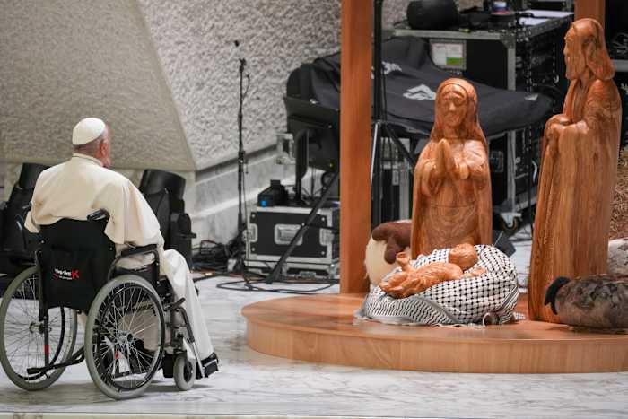 De keffiyeh-kerststal in het Vaticaan doet de wenkbrauwen fronsen en verdwijnt dan – in ieder geval tot kerstavond