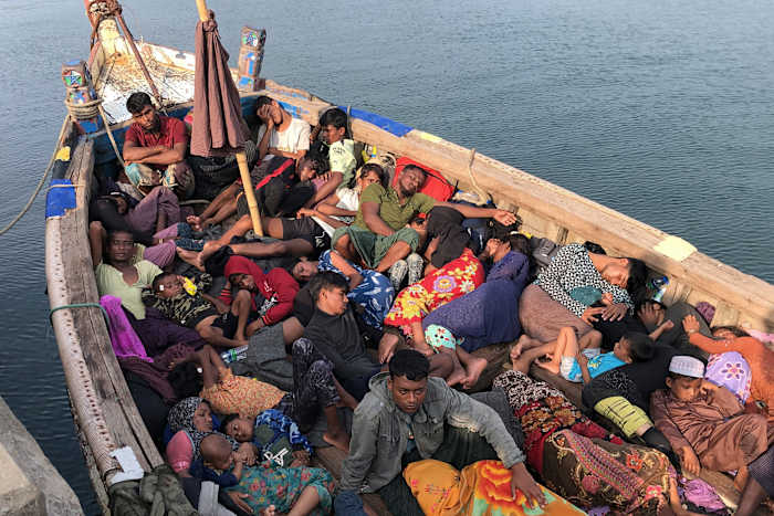 De marine van Sri Lanka redt 102 Rohingya-vluchtelingen die op drift zijn aangetroffen aan boord van een vissersboot