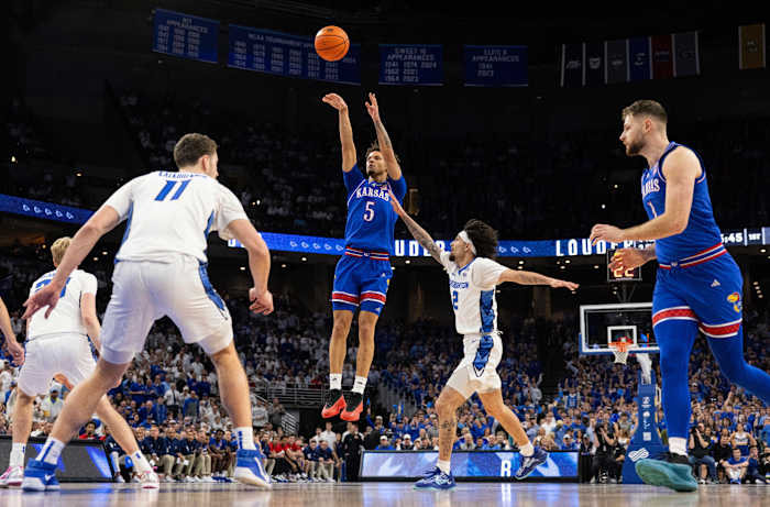 De niet-gerangschikte Creighton verslaat nummer 1 Kansas achter Pop Isaacs' hoogste seizoenshoogte van 27 punten