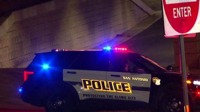 De politie is op zoek naar een bestuurder die een voormalige collega in de auto achterliet na een ongeval aan de West Side