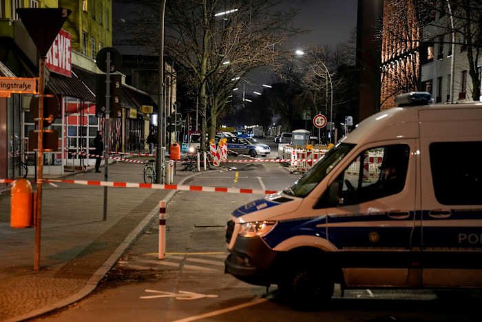 De politie van Berlijn zegt dat ze een man hebben aangehouden die twee mensen met een mes heeft aangevallen