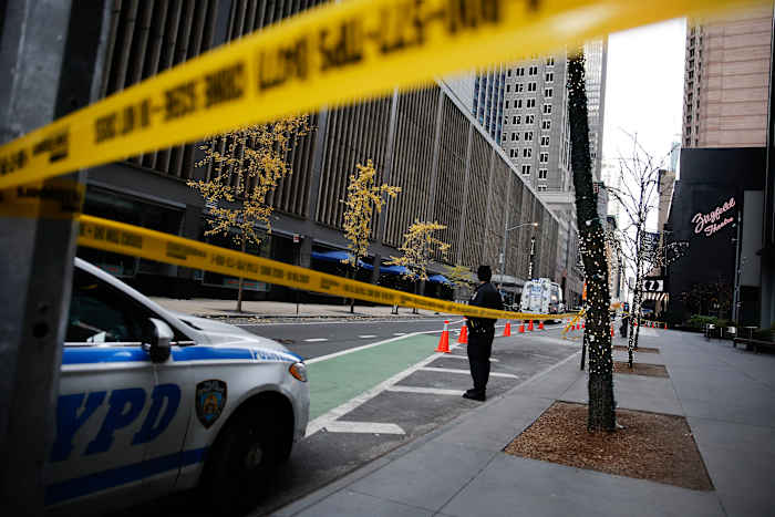 De politie zoekt naar de schutter die de baas van UnitedHealthcare in Manhattan heeft vermoord