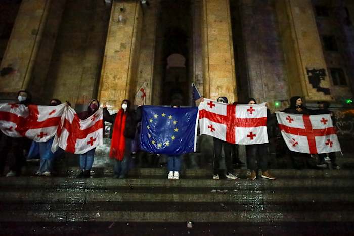 De protesten in Georgië leggen een botsing van waarden en belangen bloot terwijl het land zich in een impasse tussen Rusland en het Westen bevindt