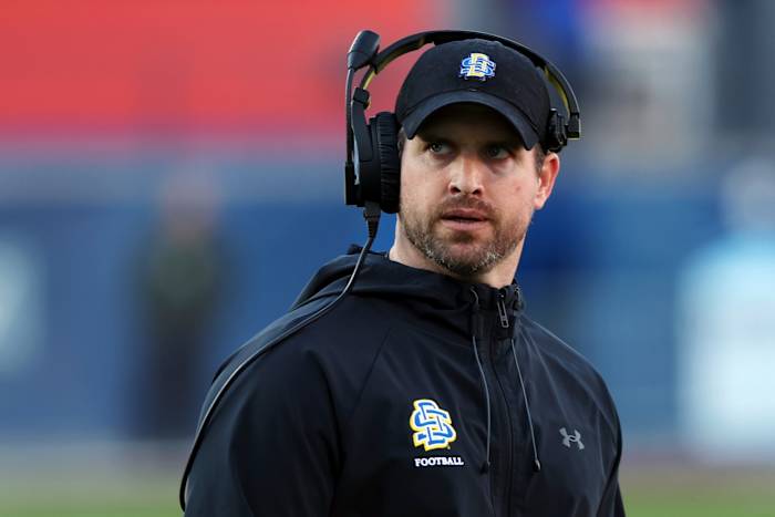 De staat Washington neemt Jimmy Rogers uit South Dakota State aan als voetbalcoach