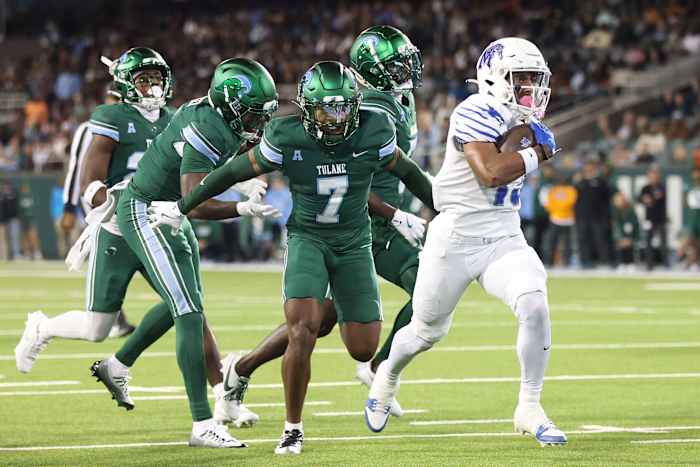 Desrosiers scoort 3 TD's terwijl Memphis nummer 18 Tulane met 34-24 aanvoert en een einde maakt aan de zwakke CFP-hoop van de Groene Golf