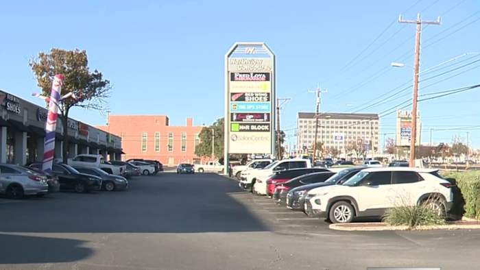 Dichtere ontwikkeling met minder groen verlichte parkeerplaatsen voor de nieuwe 'Green Line' snelle buscorridor van San Antonio