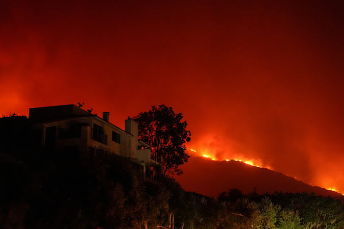 Een bosbrand in Malibu leidt tot evacuaties terwijl het brandt nabij Pepperdine University