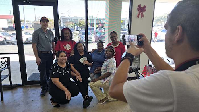 Een groep vrienden verspreidt vakantievreugde door de serveerster een fooi van $ 600 te geven