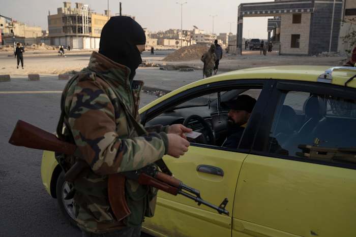 Er heerst een ongemakkelijke rust over de Syrische stad Homs na het uitbreken van sektarisch geweld