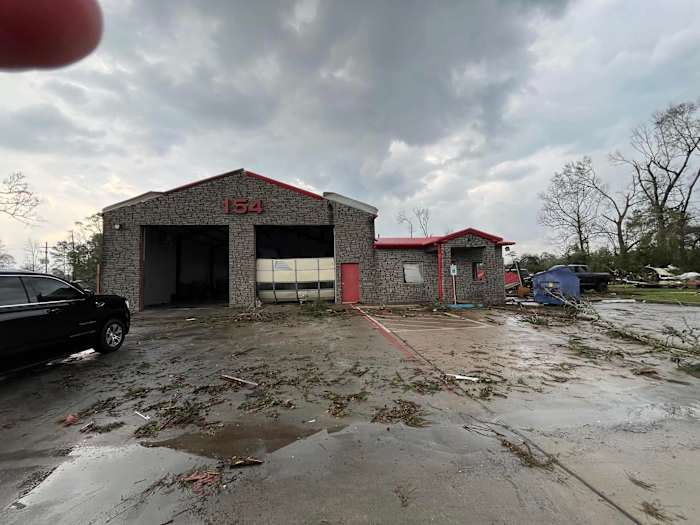 Er is minstens één persoon om het leven gekomen toen verschillende tornado's rond Houston landden