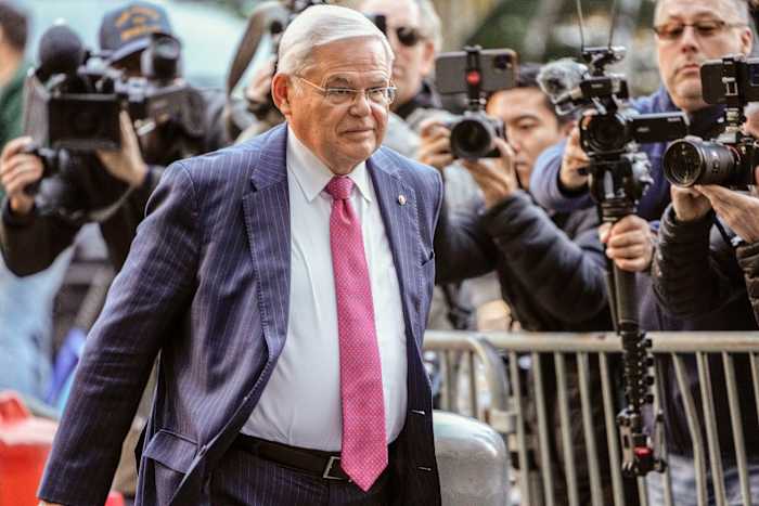 Ex-senator. Bob Menendez vraagt, onder verwijzing naar ‘emotionele tol’, om uitstel van de veroordeling na het proces tegen zijn vrouw