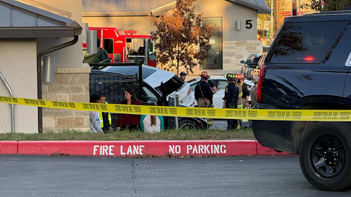 Faculteitlid gedood, minstens vijf kinderen gewond bij ongeval op Montessorischool aan de I-10 in NW Bexar County, zegt BCSO