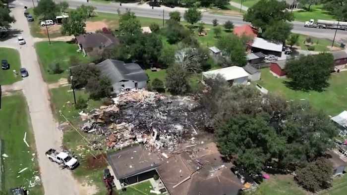 Floresville verstrekt het rapport van de staatsspoorwegcommissie aan inwoners die ontheemd zijn geraakt door de explosie van de gasleiding in juli