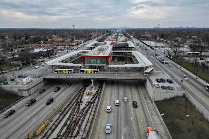 Geïsoleerde gemeenschappen in Chicago halen geld binnen voor een felbegeerd transitproject voordat Trump aantreedt