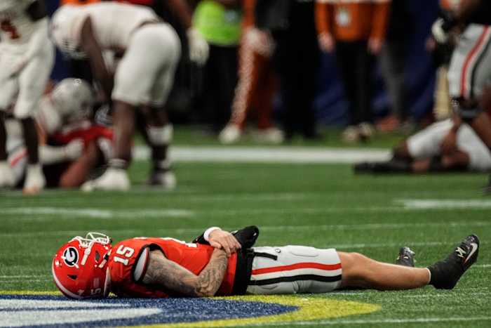 Georgia QB Carson Beck keert terug van handblessure voor laatste moment in SEC-kampioenschap OT-overwinning op Texas