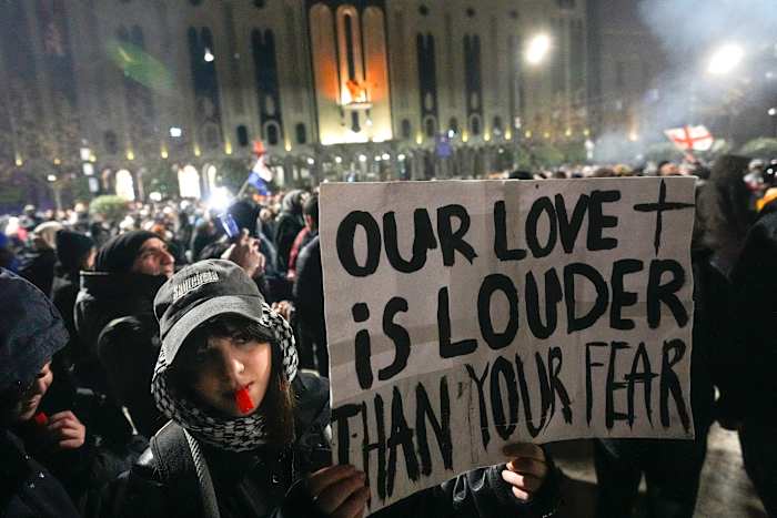 Georgische journalisten beweren dat er sprake is van brutale mishandelingen terwijl protesten woeden tegen het beëindigen van de EU-onderhandelingen