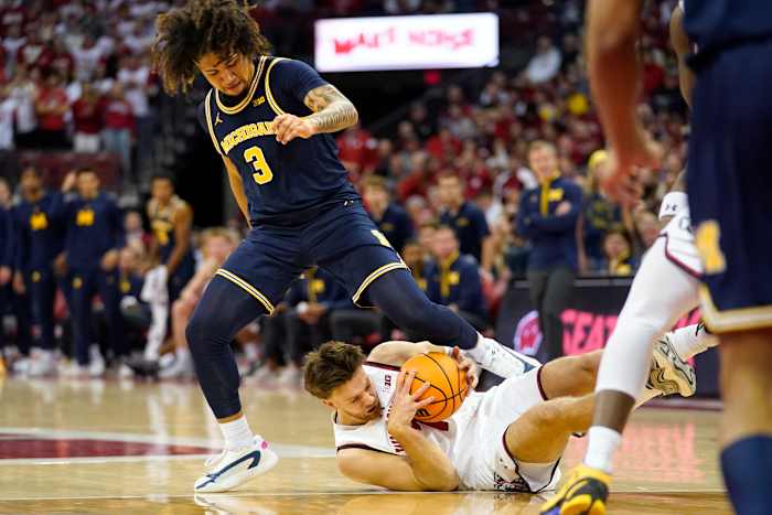 Goldin helpt Michigan om nr. 11 Wisconsin met 67-64 te verslaan terwijl Badgers hun eerste nederlaag lijden