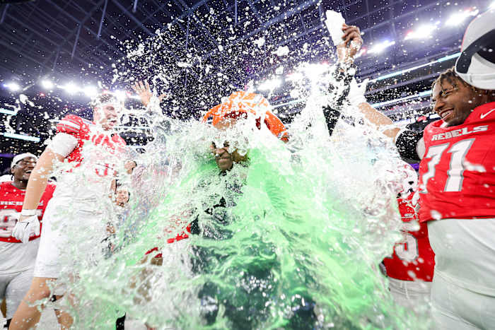 Hajj-Malik Williams gooit 2 TDs-passes om nr. 24 UNLV te helpen Cal met 24-13 te verslaan in de LA Bowl