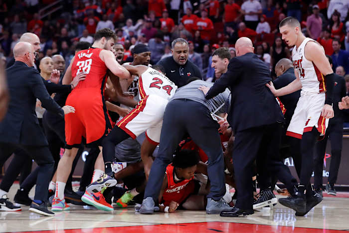 Het Thompson-Herro-gevecht leidt tot het uitwerpen van meerdere spelers en coaches in de overwinning van Heat in Houston