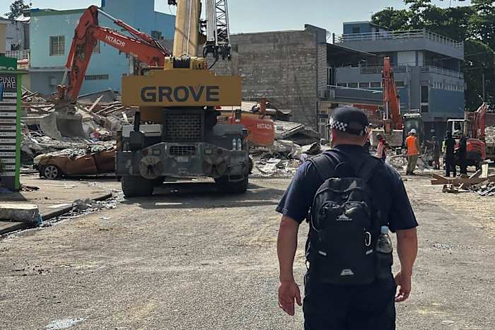 Het aantal doden en vermisten is nog steeds onduidelijk nu de eerste hulp arriveert in het door een aardbeving getroffen Pacifische land Vanuatu