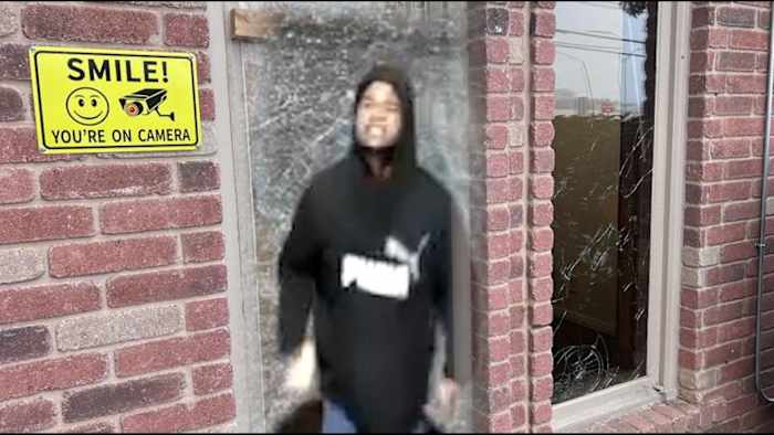 'Ik ben het!': De kerk van San Antonio vraagt ​​om hulp van het publiek bij het identificeren van een inslaande vandaal