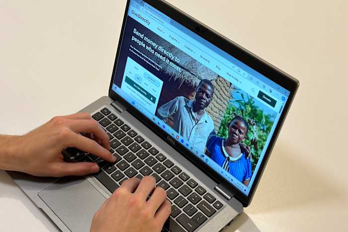 In een wereld van grote nood zijn er meer manieren om geld te doneren dan ooit. Hoe moet je geven?