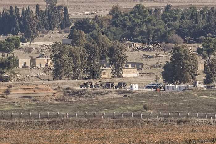 Israëlische gevechtsvliegtuigen bombarderen Syrië terwijl troepen naar verluidt dieper het land binnentrekken