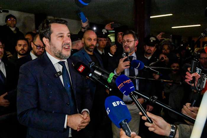 Italiaanse rechtbank spreekt vicepremier Salvini vrij van het illegaal vasthouden van migranten op een reddingsschip in 2019