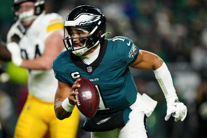 Jalen Hurts is goed voor 3 TD's en Eagles verslaan Steelers met 27-13 voor de beste 10e overwinning op rij in de franchise