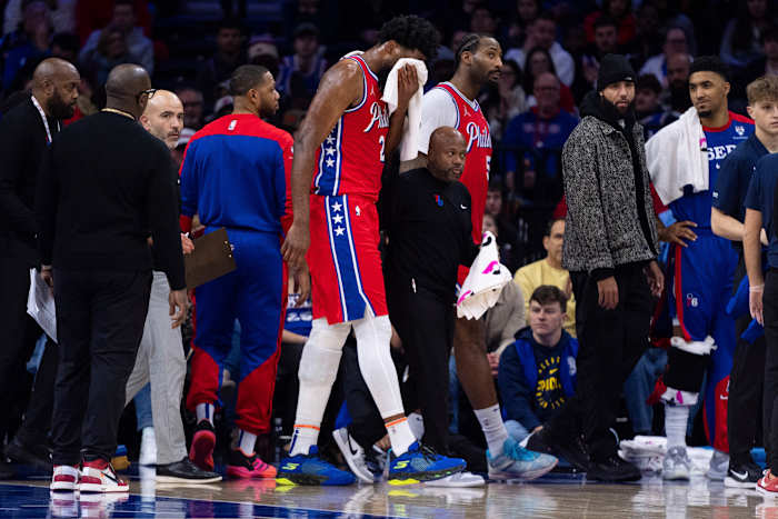 Joel Embiid loopt sinusfractuur op terwijl hij vecht voor rebound en mist tweede helft van verlies 76ers tegen Pacers