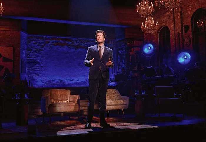 John Mulaney is terug op Broadway in het zoete 'All In' met een paar sterrenvrienden
