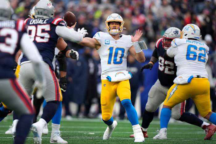 Justin Herbert gooit drie TD's, Chargers veroveren een play-offplek met een 40-7 nederlaag tegen Patriots