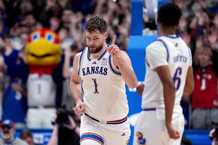 Kansas blijft op nummer 1 vóór de confrontatie met nummer 11 Duke; Ole Miss, Mississippi St terug in AP Top 25