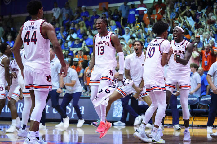 Kansas houdt Auburn af voor nummer 1 in de AP Top 25, terwijl SEC drie van de top vier plaatsen bemachtigt; UConn glijdt naar nummer 25