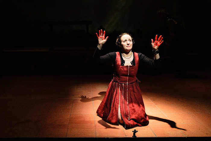 Kate Hamill levert een 'feministische oerschreeuw' met haar nieuwe toneelstuk 'The Light and the Dark'