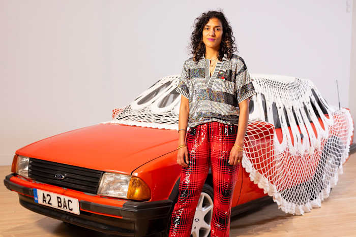 Kunstenaar Jasleen Kaur wint de Turner Prize voor werk waarin haar Schotse Sikh-identiteit wordt onderzocht