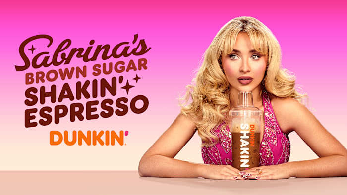 Laat werken? Sabrina Carpenter werkt samen met Dunkin' om een ​​nieuwe limited edition espressodrank te creëren