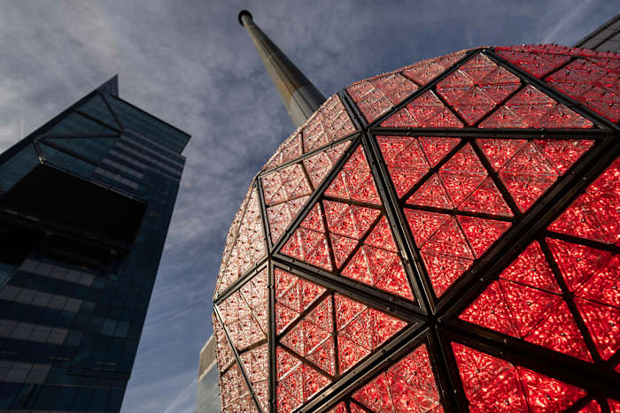 Laatste kristallen driehoeken geïnstalleerd op Times Square-bal voorafgaand aan oudejaarsavond