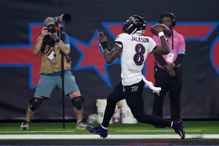 Lamar Jackson breekt NFL QB-record, is goed voor 3 TD's in Ravens' 31-2 ravotten over Texanen