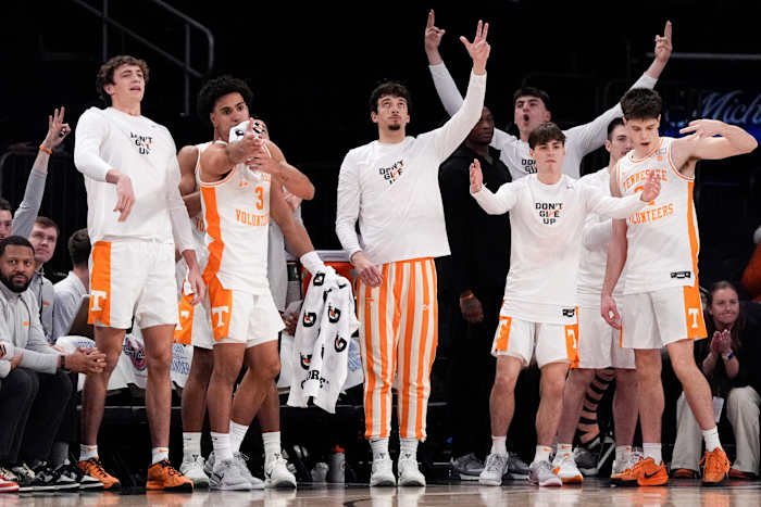Lanier scoort 22 punten terwijl nummer 1 Tennessee Miami met 75-62 verslaat tijdens Jimmy V Classic